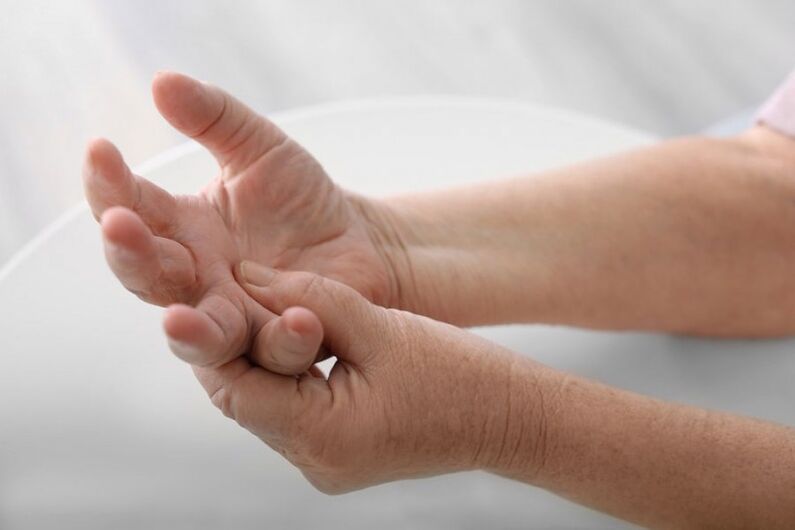 Pain in the hands and fingers is a common symptom of cervical osteochondrosis