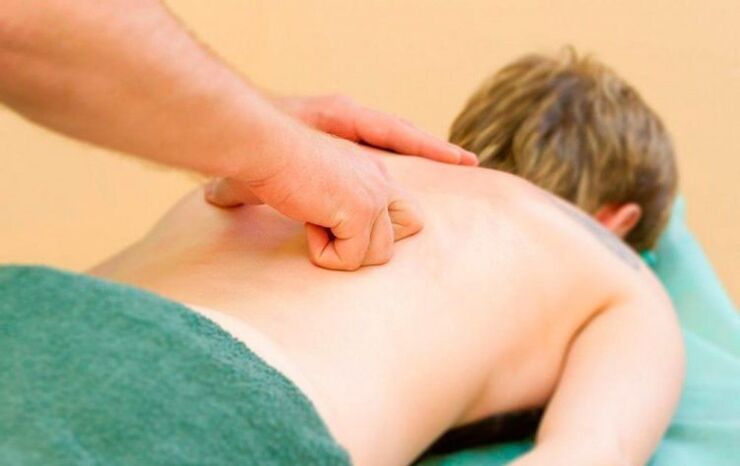 Performing thoracic back massage for osteochondrosis